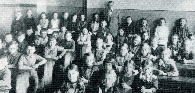 Lübener Volksschüler der Jahrgänge 1925/26 mit Lehrer Erich Büttner um 1932