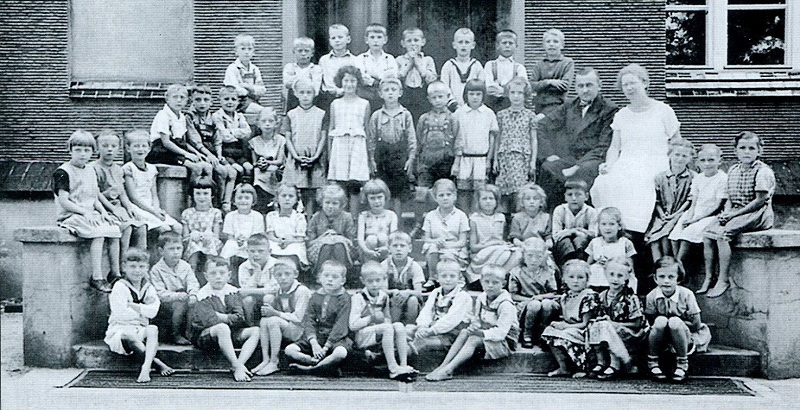 Einschulung der Jahrgänge 1923/24 mit Lehrer Erich Büttner und Lehrerin Martha Scheitzel