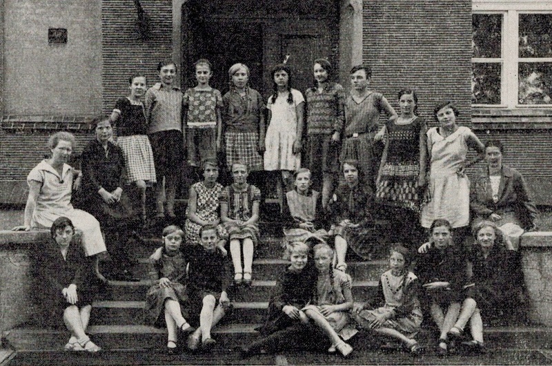 Lübener Volksschülerinnen der Jahrgänge 1916-1917 mit den Lehrerinnen Martha Scheitzel und Käthe Stahlbock
