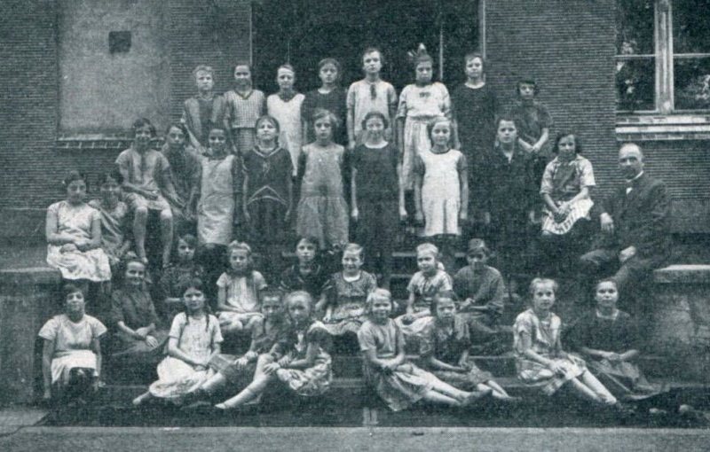 Lübener Volksschülerinnen der Jahrgänge 1916-1917 mit Lehrer Schmolke