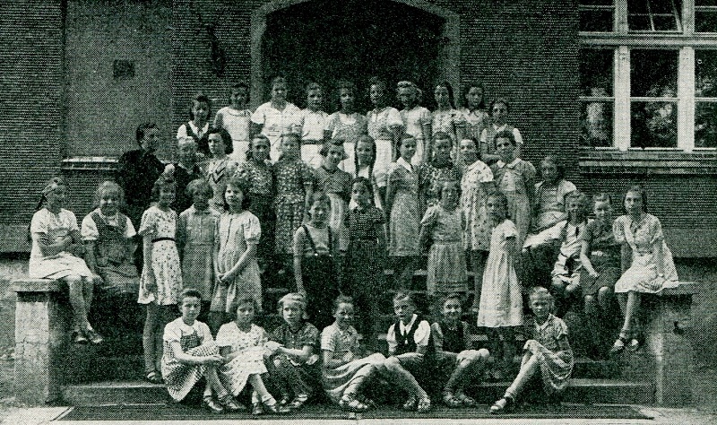 Lübener Volksschüler der Jahrgänge 1929/30 mit Lehrerin Martha Heintze im Jahr 1942