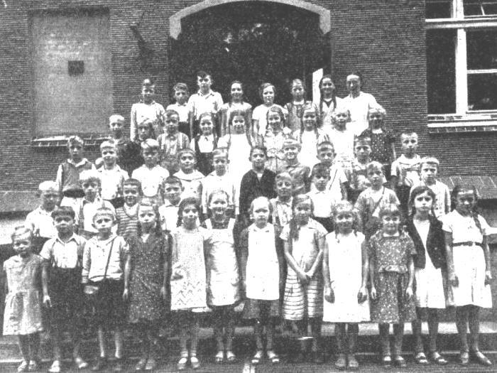 Lübener Volksschüler vermutlich der Jahrgänge 1931/32 mit Lehrerin Fräulein Charlotte Kaiser