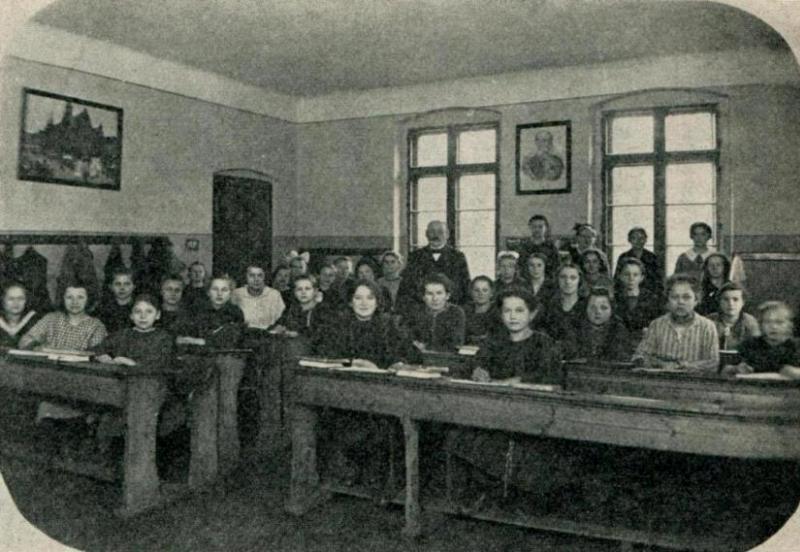 Volksschüler der Jahrgänge 1911/1912 im Schuljahr 1924/25 (7. und 8. Kl.) mit Lehrer Heinzel