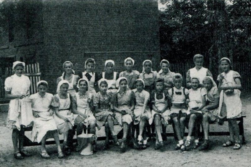 Kochlehrgang an der Volksschule Lüben mit Lehrerin Hildegard Zingel im Jahr 1942/43