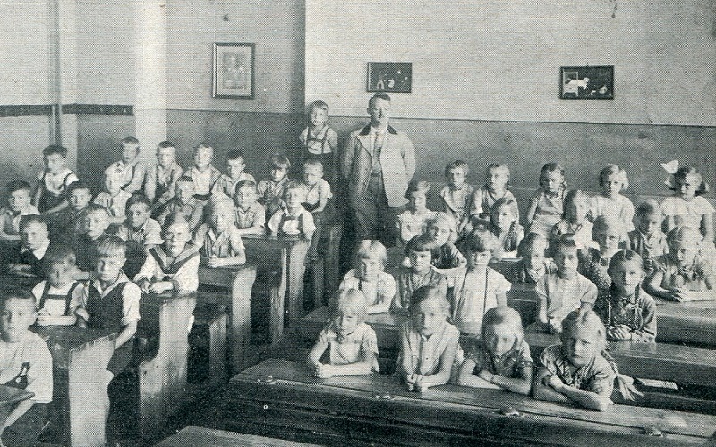Lübener Volksschüler der Jahrgänge 1928/29 mit Lehrer Kutzner im Jahr 1936