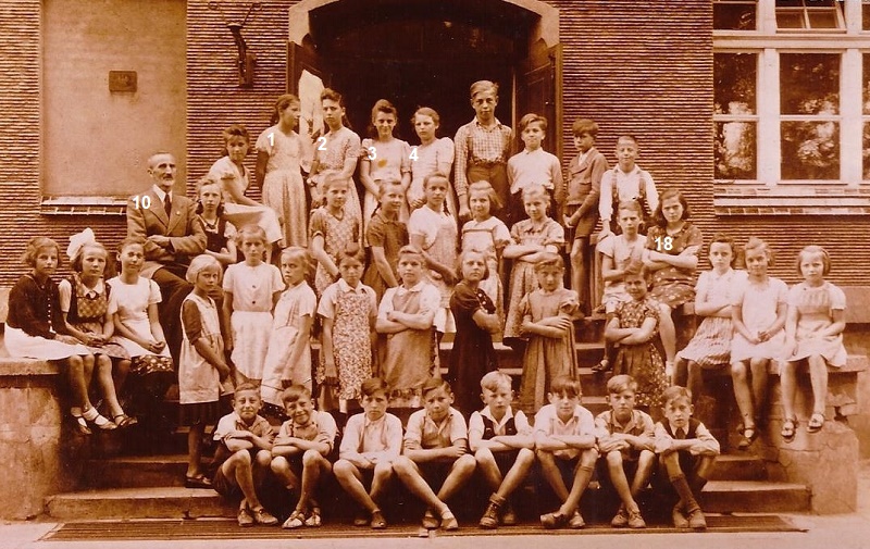 Lübener Volksschüler der Jahrgänge 1929/30 mit Lehrer Schulz im Jahr 1942