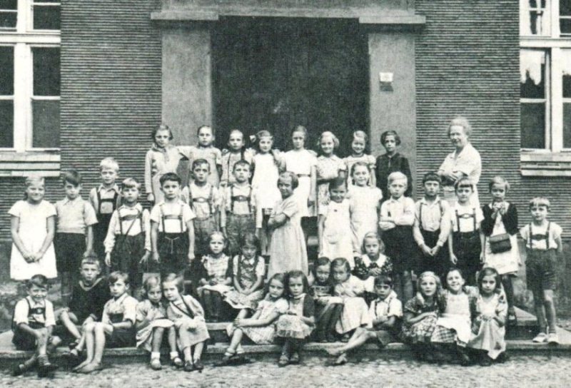 Lübener Volksschüler der Jahrgänge 1930/31 mit Lehrerin Fräulein Scheitzel ca. 1940