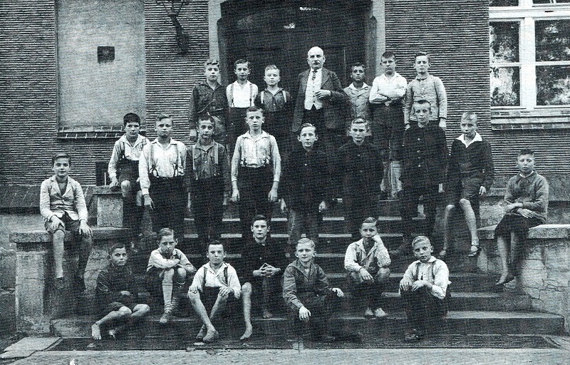 Lübener Volksschüler der Jahrgänge 1916/17 mit Rektor Heinrich Dressler im Jahr 1929