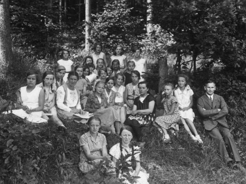 Lübener Volksschülerinnen der Jahrgänge 1918/19 beim Ausflug mit Lehrerin Käthe Stahlbock und Lehrer Gutsche um 1929