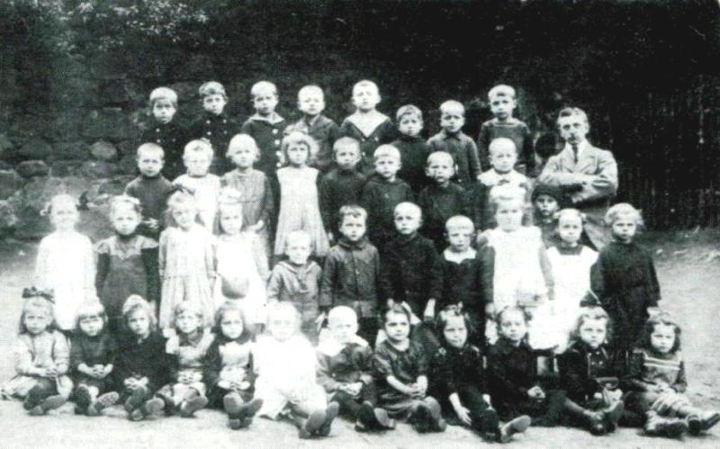 Lübener Volksschüler/innen der Jahrgänge 1913-1915 im 1. Schuljahr 1921 mit Lehrer Erich Liebig