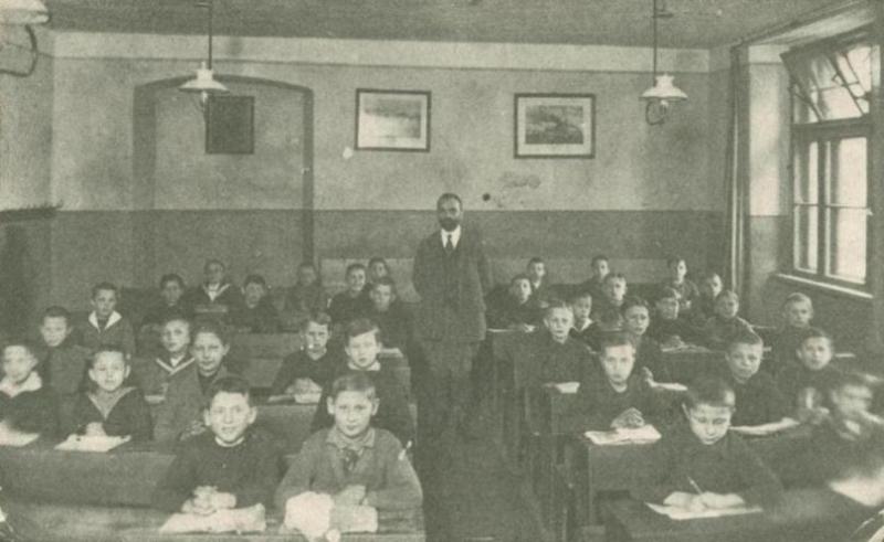 Lübener Volksschüler der Jahrgänge 1913-1915 im 4. Schuljahr 1924 mit Lehrer Kienast