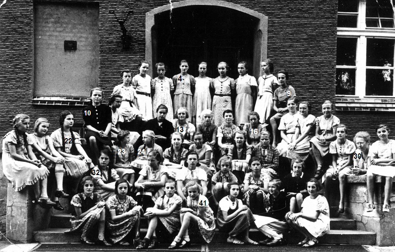 Lübener Volksschülerinnen der Jahrgänge 1927/28 mit Lehrerin Martha Scheitzel um 1940