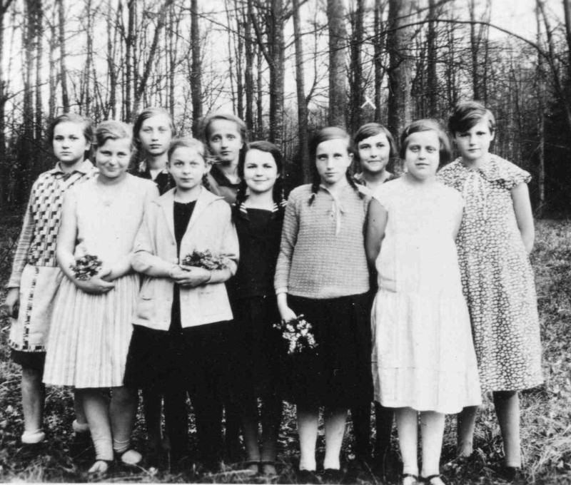 Lübener Volksschülerinnen der Jahrgänge 1918/19 beim Fahrradausflug nach Kaltwasser im Sommer 1931