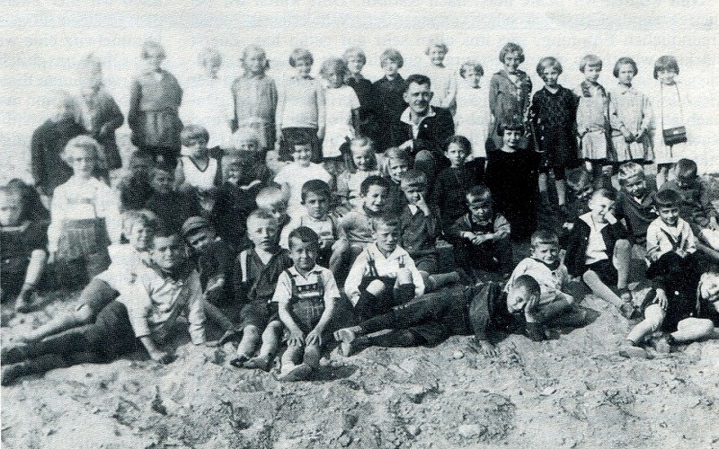 Lübener Volksschüler der Jahrgänge 1921/22 mit Lehrer Jerke am Wandertag ca. 1928