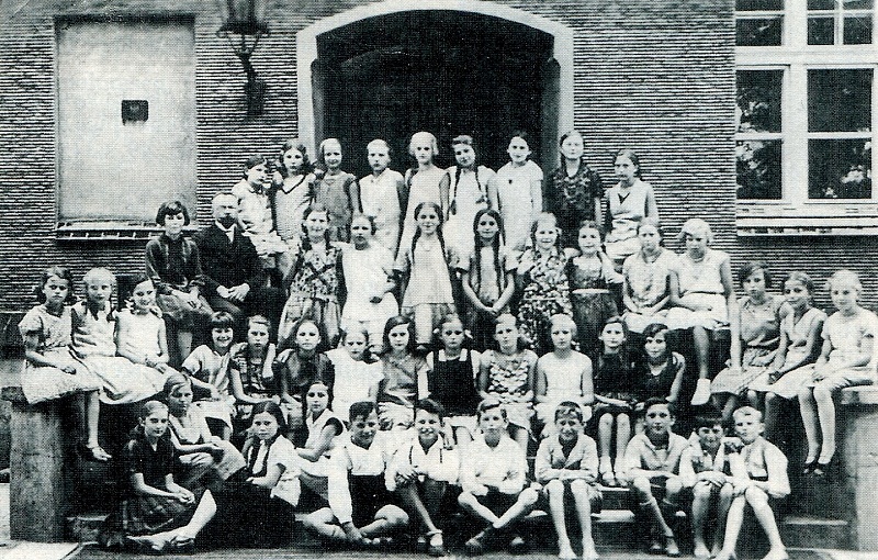 Lübener Volksschüler der Jahrgänge 1919/20 im Schuljahr 1931/32 mit dem Klassenlehrer Kienast