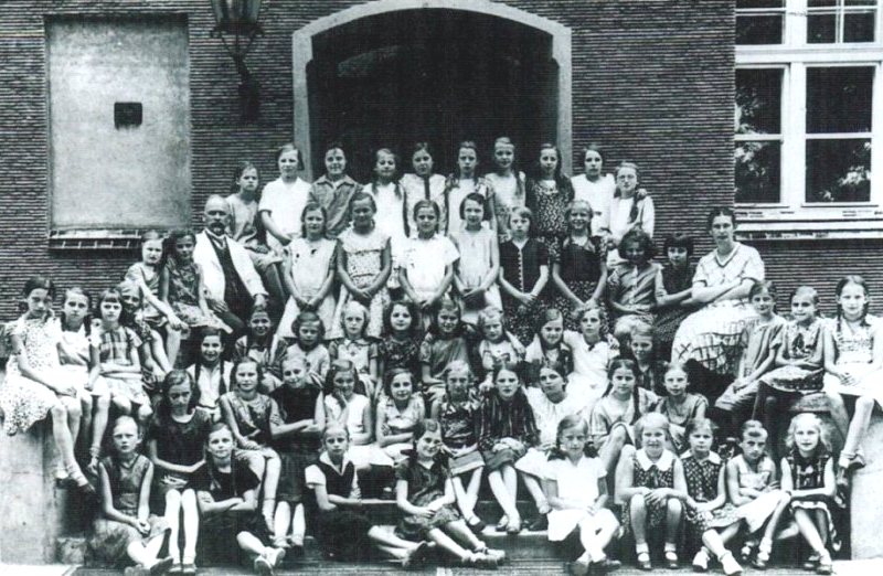 Lübener Volksschüler Jahrgang 1921 mit Lehrer Hecht und Lehrerin Käthe Stahlbock um 1931