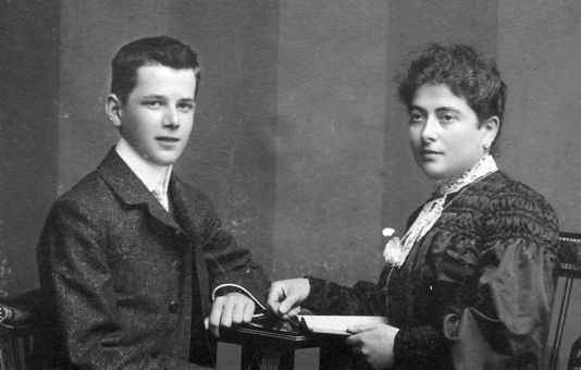 Günther Hübner um 1905 mit seiner Mutter Maria