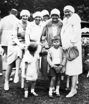 1927 Maria Hübner mit ihrem ältesten Sohn Jost beim Tennisturnier in Heiligenhafen