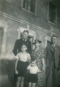 Vor unserem Haus Bleicherdamm Nr. 3 im Jahr 1939 hinten v. l. Onkel Max Joachim aus Berlin, meine Eltern Jänsch, vorn Bruder Jochen und Cousin Horst Joachim