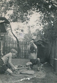 Mein Freund Günter John und ich beim Dreschen gelesener Weizenähren etwa 1940/41