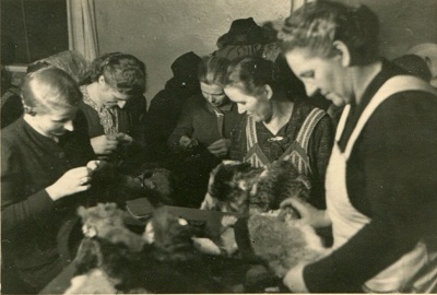 Gruppe der Frauenschaft im Jahr 1942 richtet Wintersachen für die Frontsoldaten her