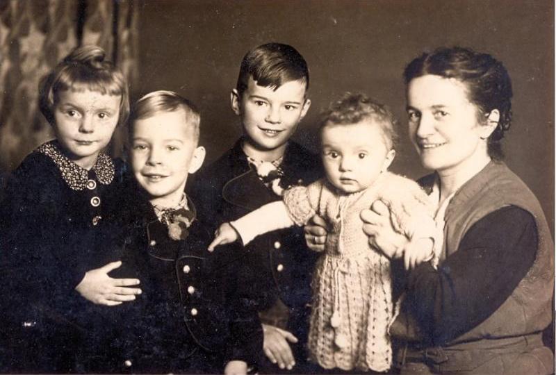 Else Menzel mit ihren vier Kindern Waltraut, Wolfgang, Klaus und Sigrid um 1940