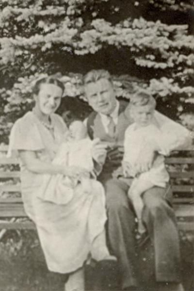 Else und Erich Menzel mit den Söhnen Klaus und Wolfgang um 1935