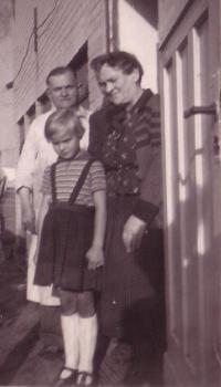 Otto und Martha Groß in Trebbin im Jahr 1952 und meiner Schwester Gabi