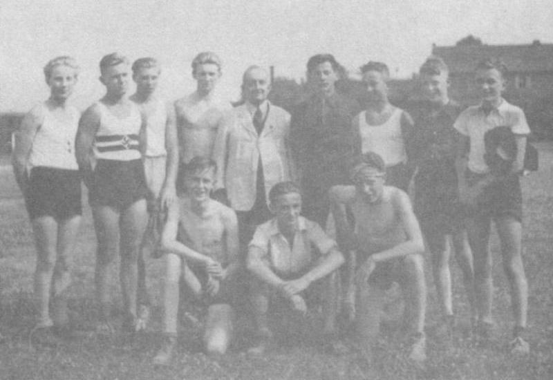 Die Fußballmannschaft der Untersekunda im Jahr 1942 mit ihrem Klassenlehrer Gustav Zingel