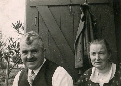 Franz und Anna Marek auf ihrem Grundstück
