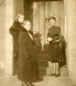 Martha Ludwig mit den beiden Töchtern Sofie-Charlotte und Hildegard
