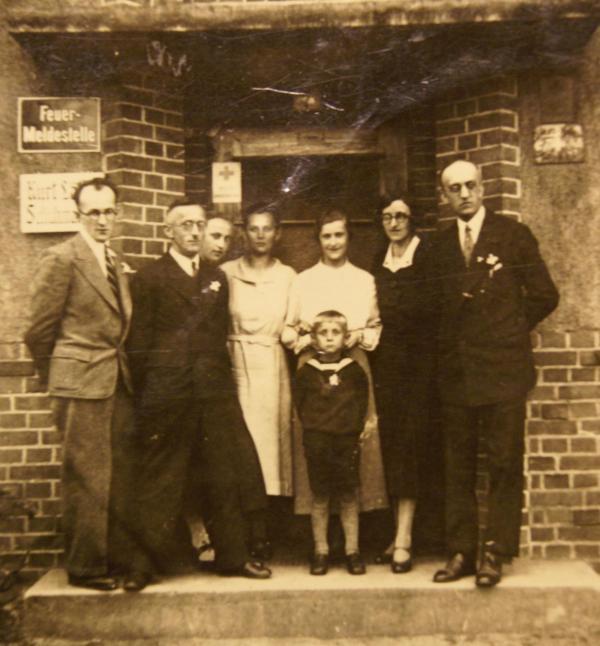 Familie Reinhold vor dem Haus in der Benjamin-Schmolck-Str. 7 um 1936