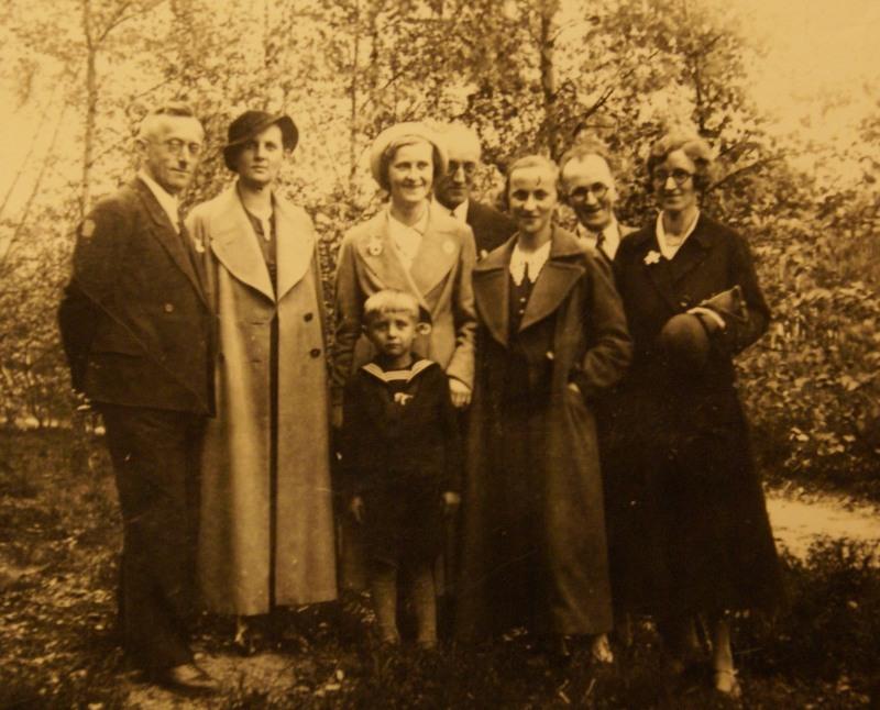 Familie Reinhold mit ihrem Besuch auf einem Spaziergang, um 1936