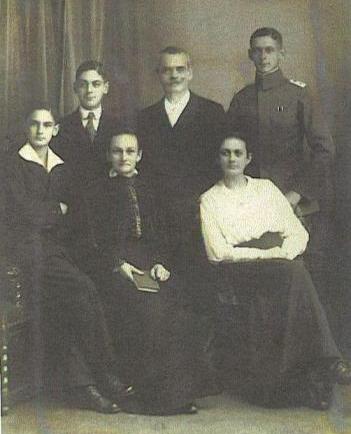 Emil und Clara Schütze mit ihren Kindern Erich, Walter, Helene und Max, 1918