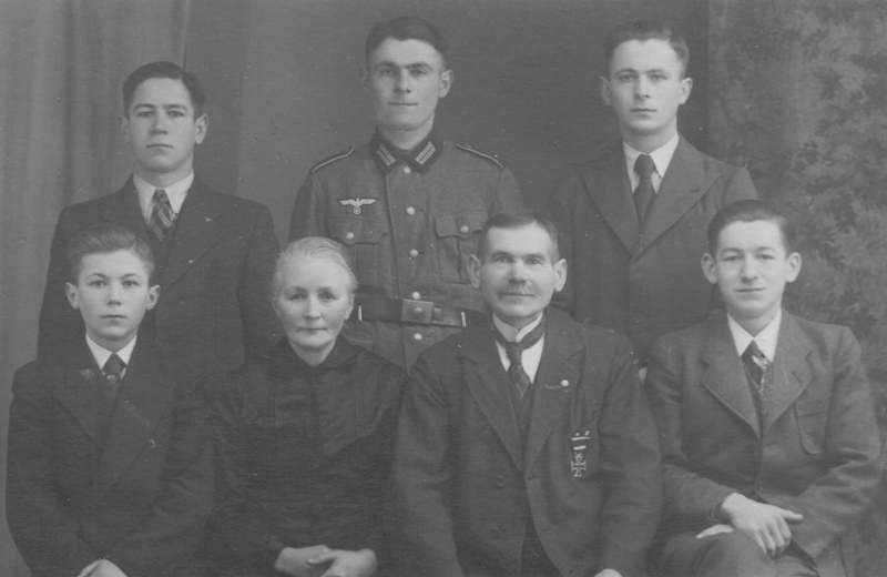 Oben von links: Arnold, Martin, Johannes, davor Gerhard, Mutter Ida, Vater Gustav, Konrad, 1942