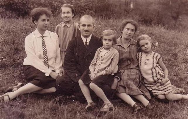 Ursula mit ihrer Mutter 1928 in Gröditzberg mit Tante Elisabeth und Onkel Wilhelm und den zwei Cousinen Gretel und Christa