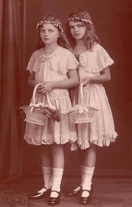 5.10.1930 mit Freundin Annemarie John als Blumenmädchen bei Käte Johns Hochzeit