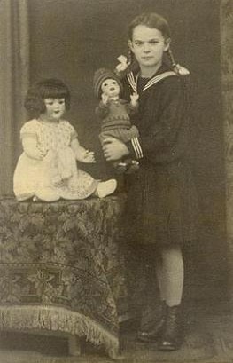 1931 im Stil der Zeit als Matrosenmädchen