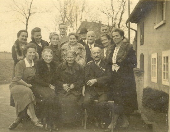 Gäste des 80. Geburtstages von Louise Stein im Jahr 1940