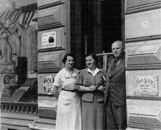 Gertrude Baum geb. Rother und ihre Schwester Else mit ihrem Ehemann Max Bachrach