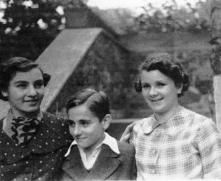 Die Kinder von Gertrude Baum. In der Mitte Harold Baum, geboren 1923, Enkel von Emil Rother