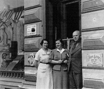 Lehrherr Emil Rother und seine Familie vor dem Laden in Leobschütz