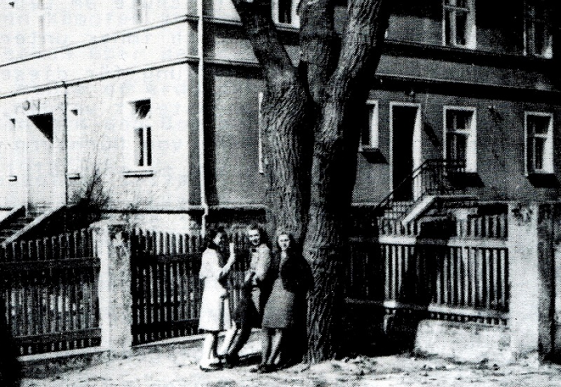Vor unserem Schülerheim steht eine Linde, unter ihr: Christa Noack, Inge Zischkale, Sigrid Kabitz