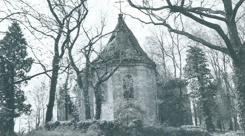 Die Ruine der kleinen Barockkirche Alt Raudten im Jahr 2004