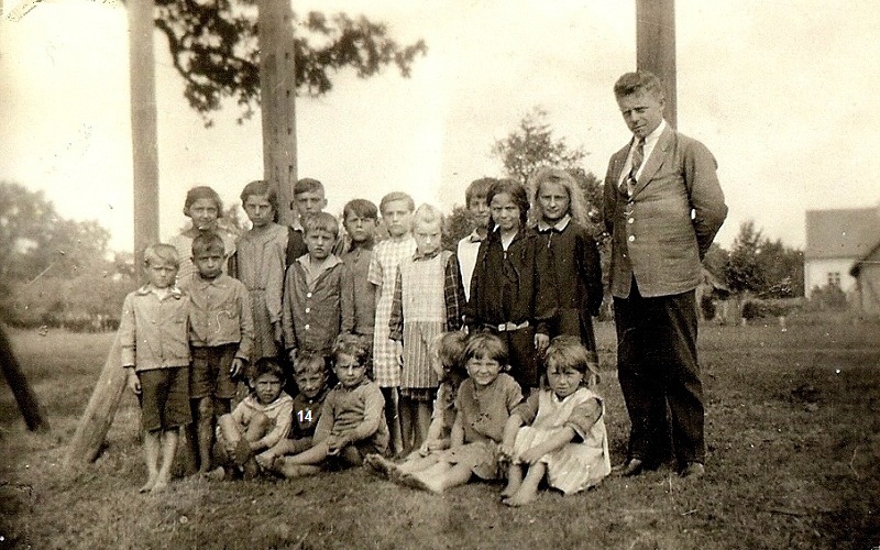 Lehrer Ernst Schroeckh im Jahr 1931 mit seinen Schülern