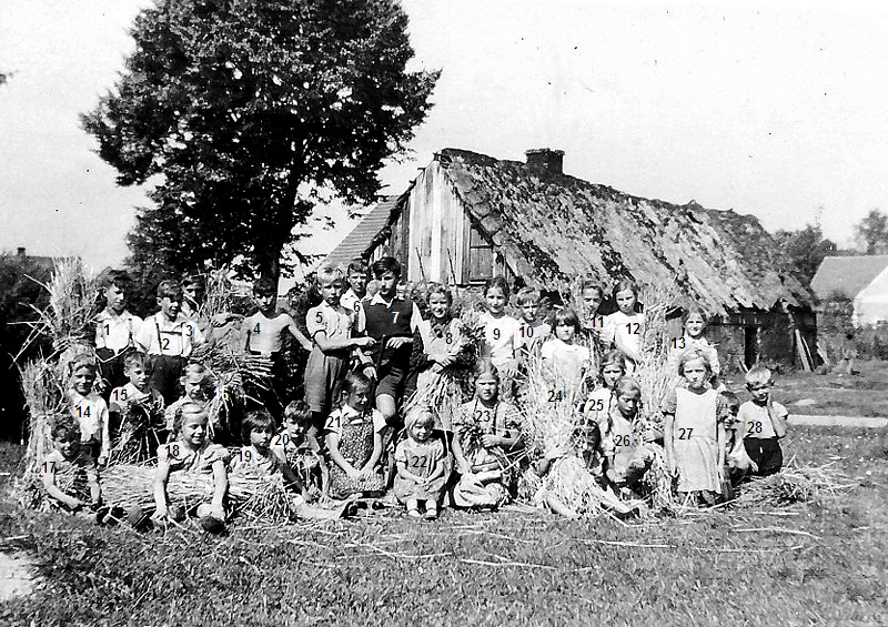 Dank an Thomas Jobke für dies Foto der Barschauer Schüler bei der Erntehilfe 1942