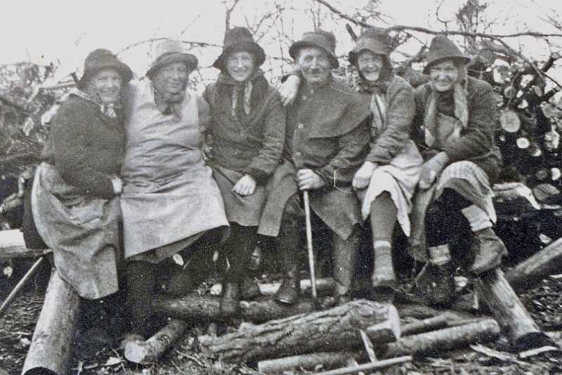Martha John, daneben Albert George, Bertha Ressel, Klara Tinzmann um 1930