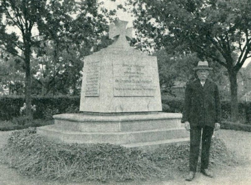 Weichenwärter Otto vor dem Kriegerdenkmal