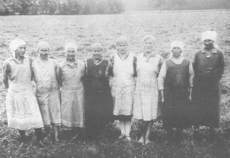 Polnische und deutsche Gutsarbeiterinnen auf dem Dominium