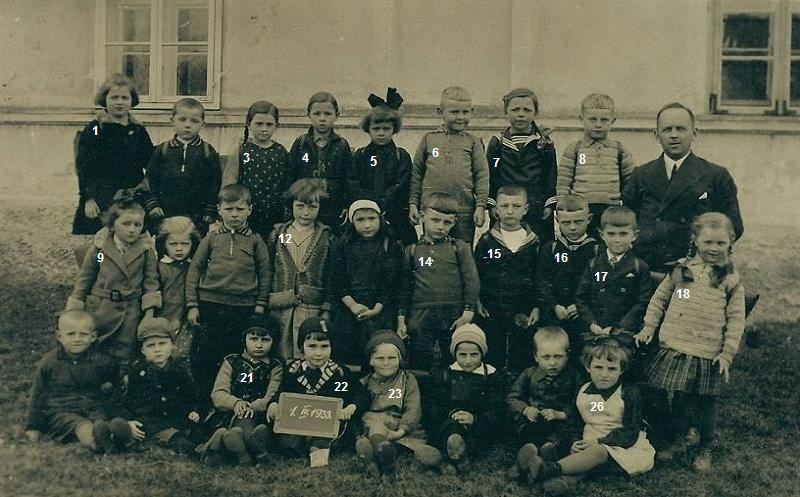 Erster Schultag am 1.4.1933 mit Lehrer Fritz Matschke im alten Schulhaus